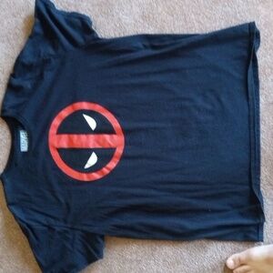 Extra large Deadpool circle face shirt